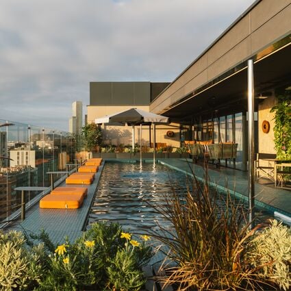 Piscine sur le toit avec chaises longues et vue panoramique à The Social Hub Barcelona Sisi