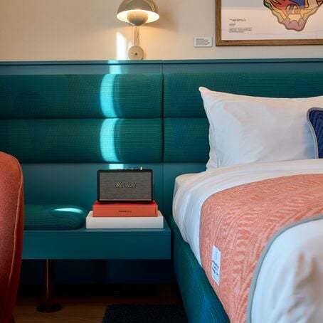 Una camera di hotel dal design accattivante con un letto comodo