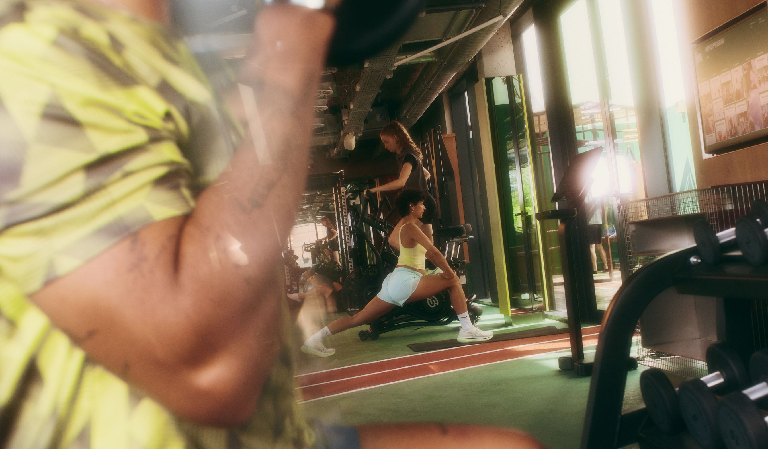 Persone che si allenano in palestra